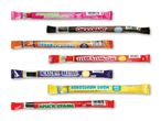 En række Toms-slikstænger, herunder jordbær, chokolade, karamel, lakrids og kokos.