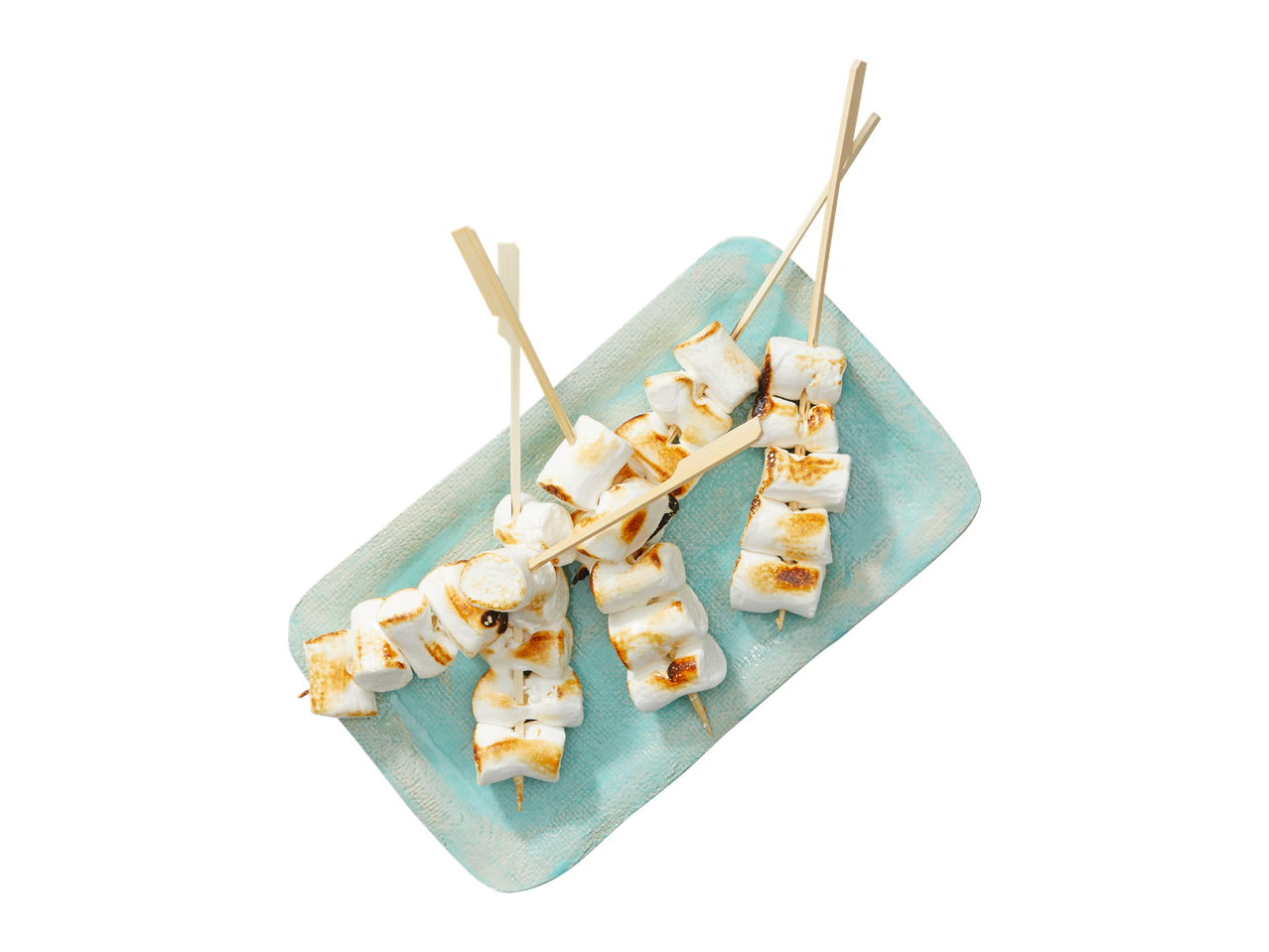 Geroosterde marshmallows op houten spiesjes op een lichtblauw bord.