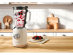 SILVERCREST® blender od 600W s bobičastim voćem i jogurtom na kuhinjskom pultu.