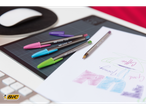 Stilouri BIC Crystal colorate pe un blocnotes.