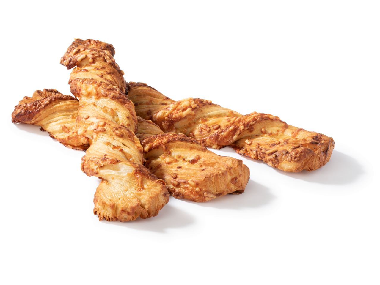 Drie goudbruine kaastwisters met zichtbare kaasstukjes op een wit oppervlak