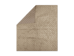 Gesteppte, beigefarbene Tagesdecke mit umgeschlagener Ecke vor schwarzem Hintergrund.