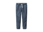 Ein Paar blaue Jogger-Jeans mit weißem Kordelzug auf schwarzem Hintergrund.