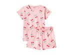 Lyserødt pyjamassæt til børn med kirsebærmønster, bestående af en kortærmet T-shirt og shorts.