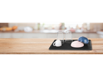 Tapis égouttoir Silvercrest® com pratos e copos numa mesa de madeira na cozinha.