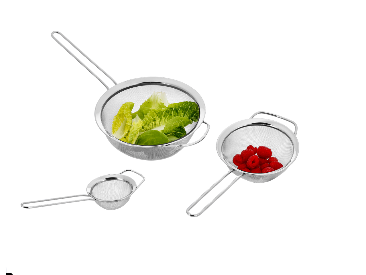 Trīs nerūsējošā tērauda virtuves sieti ar salātiem un avenēm uz melna fona.