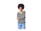 Egy afro hajú nő, csíkos hosszú ujjú pólóban és farmerben.