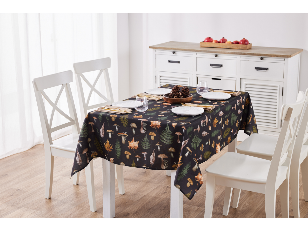 Față de masă LIVARNO home cu imprimeu de ciuperci și frunze pe o masă de sufragerie cu scaune albe.