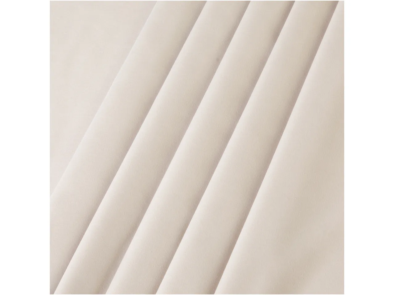 Tessuto beige chiaro con pieghe diagonali che creano un motivo a strisce.