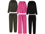 Tre velourset med huvtröja och byxor i olivgrönt, rosa och svart.