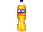 Бутилка Fanta с оранжев етикет и синя капачка, пълна с оранжева напитка.