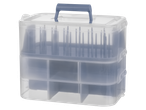Crelando® siuvimo dėžutės rinkinys su trimis permatomais sluoksniais ir mėlyna rankena.