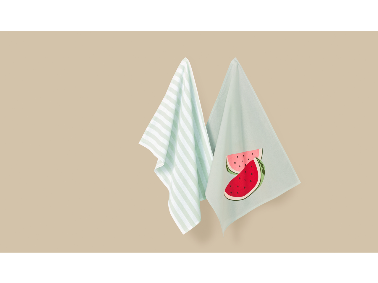 Dve kuhinjske krpe: jedna sa zelenim prugama, druga sa printom lubenice.