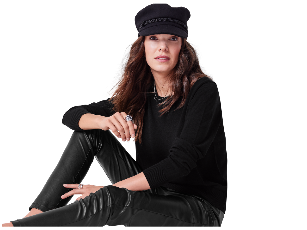 Naine mustas esmara® pulloveris ja nahkpükstes, musta mütsiga