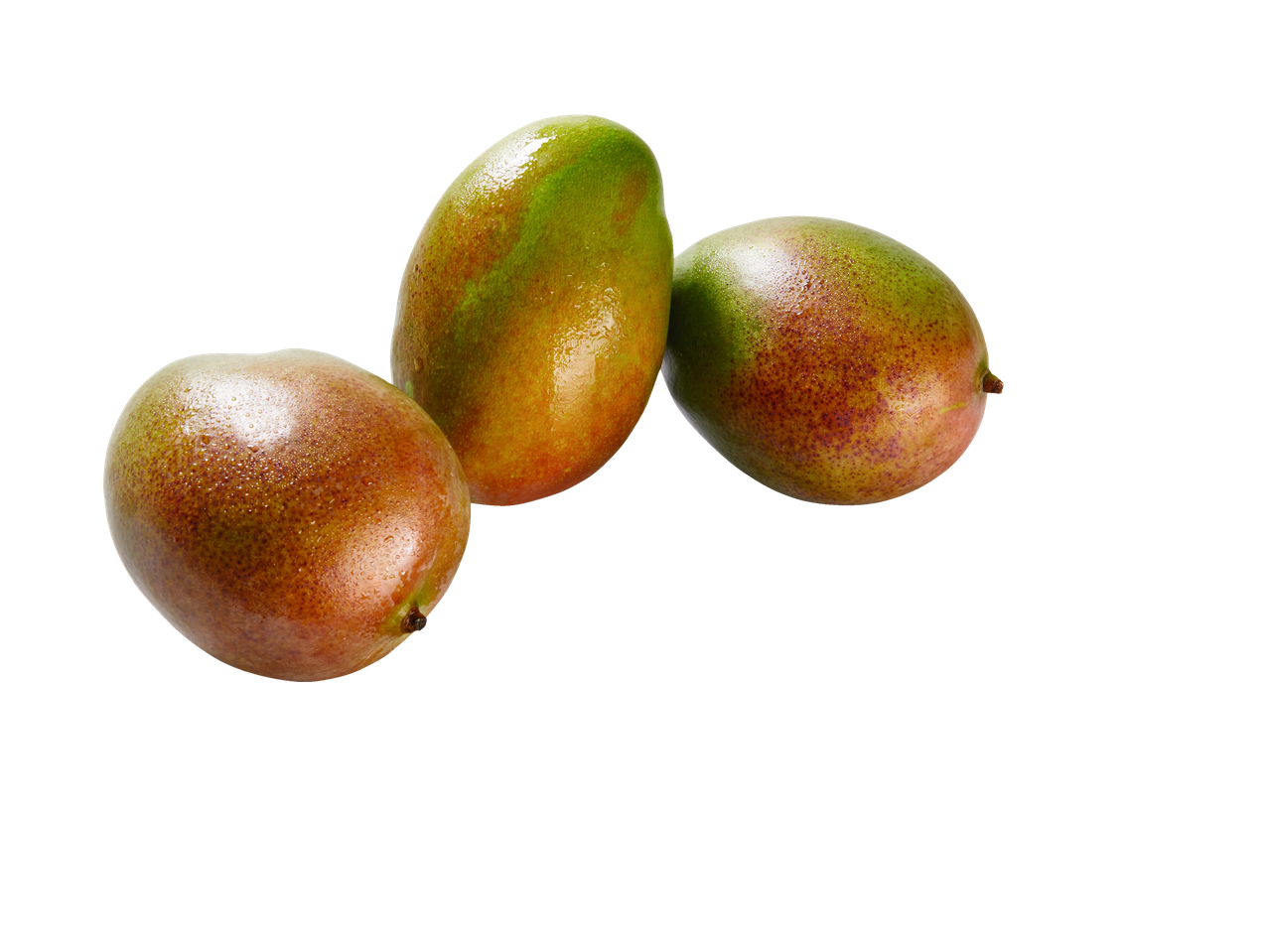 Trei mango suculente pe un fundal negru.