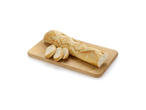 Une baguette croustillante, partiellement tranchée, sur une planche à découper en bois.