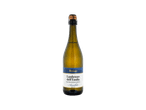 Garrafa de vinho espumante branco com rótulo azul e branco.