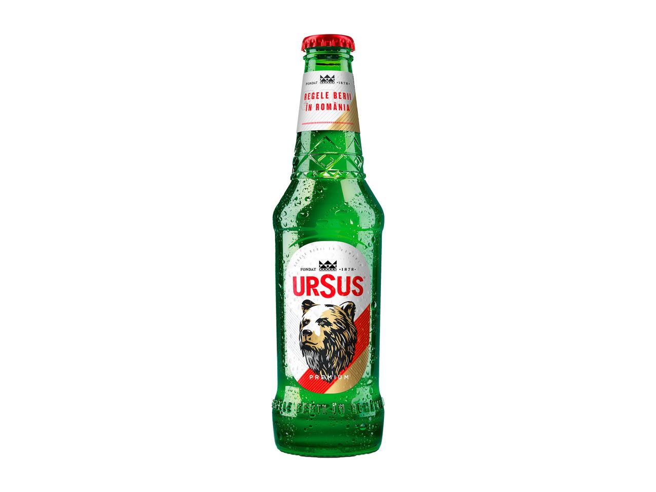 O sticlă verde de bere Ursus cu etichete albe, roșii și aurii, cu un cap de urs.