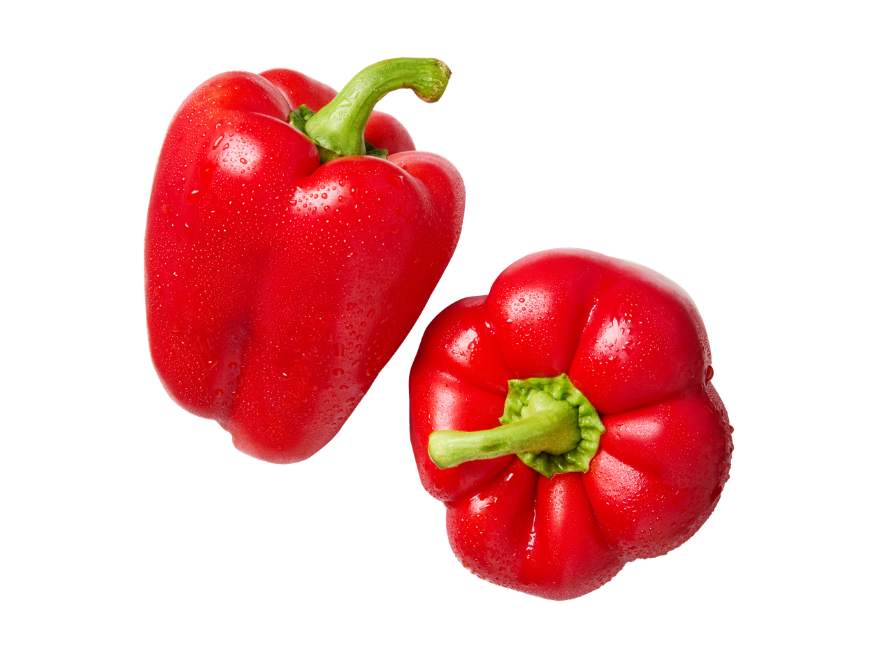 Twee verse rode paprika's met waterdruppels op een zwarte achtergrond.