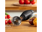 Staafmixer met tomaten en zout op een houten snijplank.