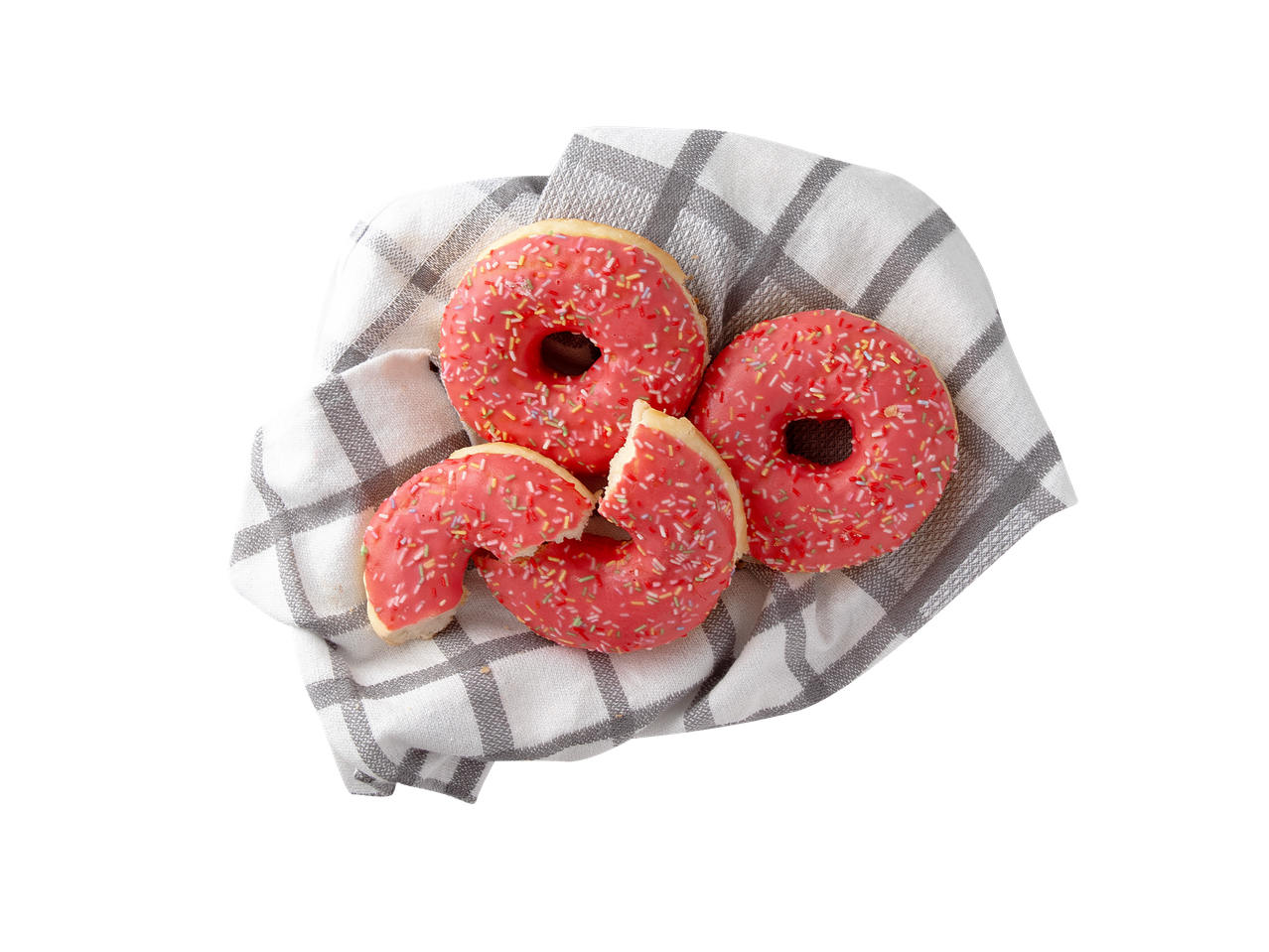 Tri krafne s ružičastom glazurom i šarenim mrvicama na kariranoj kuhinjskoj krpi.