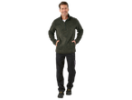 Nasmejani muškarac nosi tamnozeleni PARKSIDE® duks od flisa i crne radne pantalone.