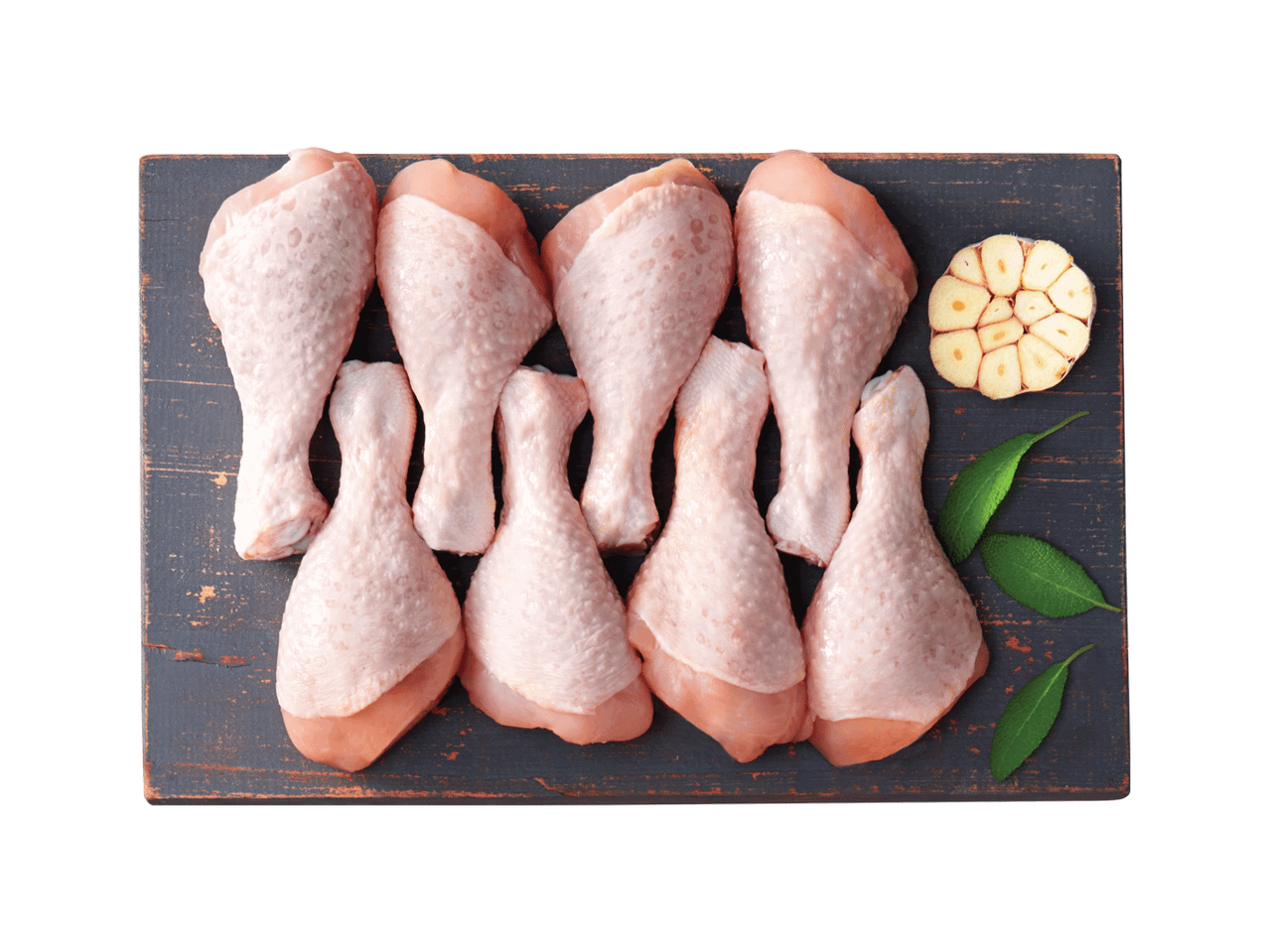 Ant medinės lentelės išdėliotos žalių vištienos blauzdelių ir česnako skiltelių.