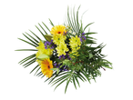 Buchet de gerbere, crizanteme și crini în nuanțe de galben și violet.