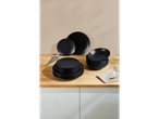 Conjunto elegante de pratos e tigelas pretos.