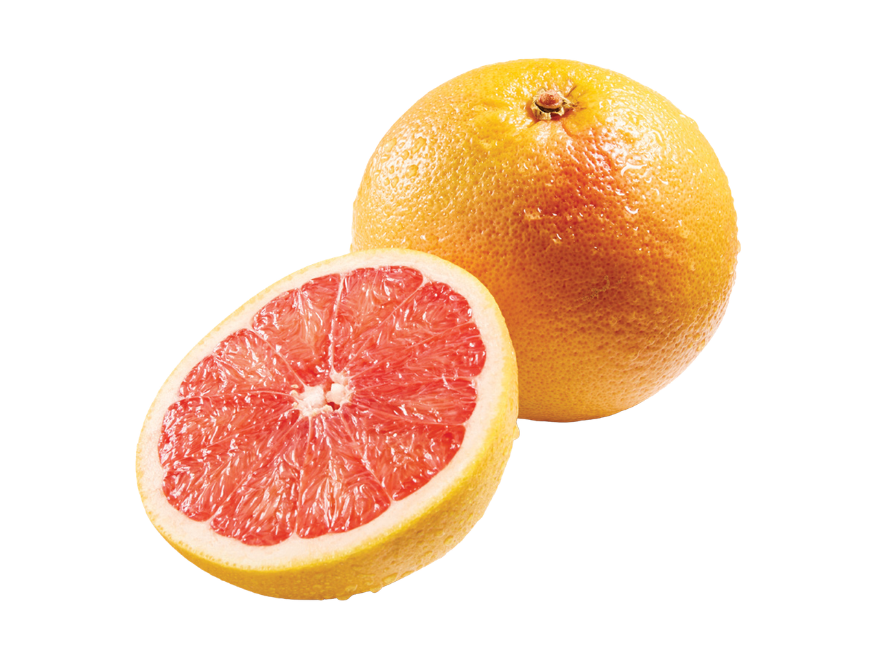 Grejpfrut, ceo i prepolovljen, sa kapljicama vode na kori, na crnoj pozadini.