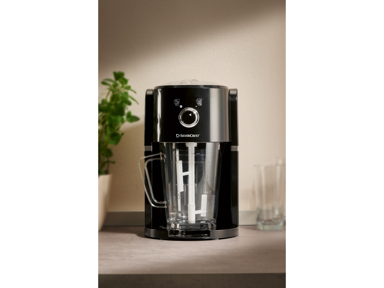 SilverCrest blender: black appliance for smoothies.