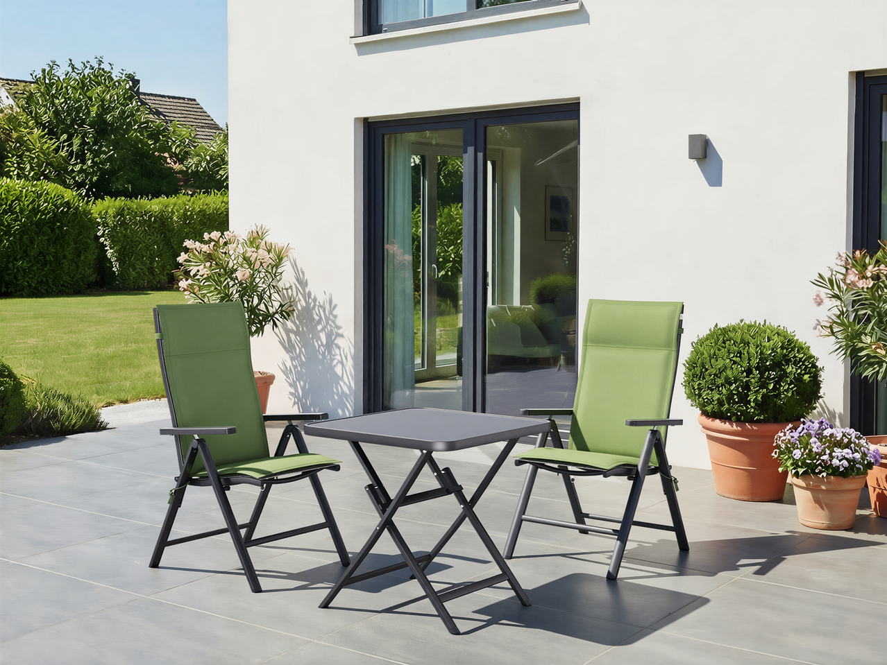 Livarno jastuci za baštenske stolice na stolicama i stolu na terasi