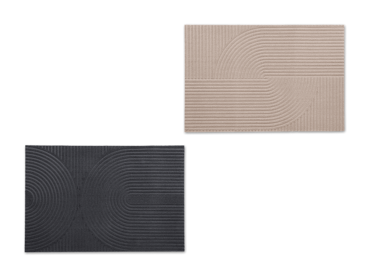 Zwei rechteckige Teppichfliesen, eine beige mit geschwungenen Linien und eine dunkelgraue mit Halbkreisen.