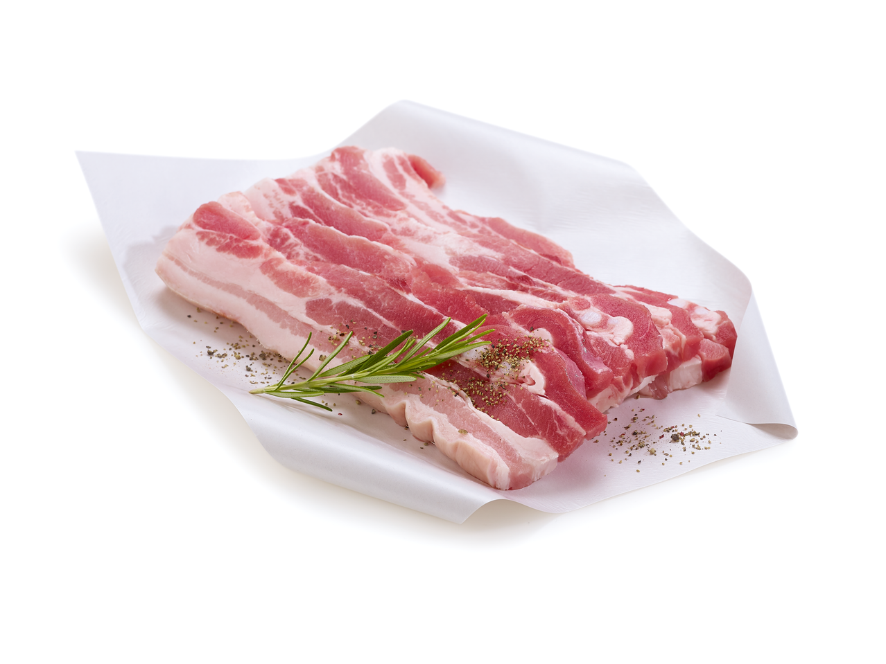Tranches de poitrine de porc avec romarin et poivre sur papier blanc