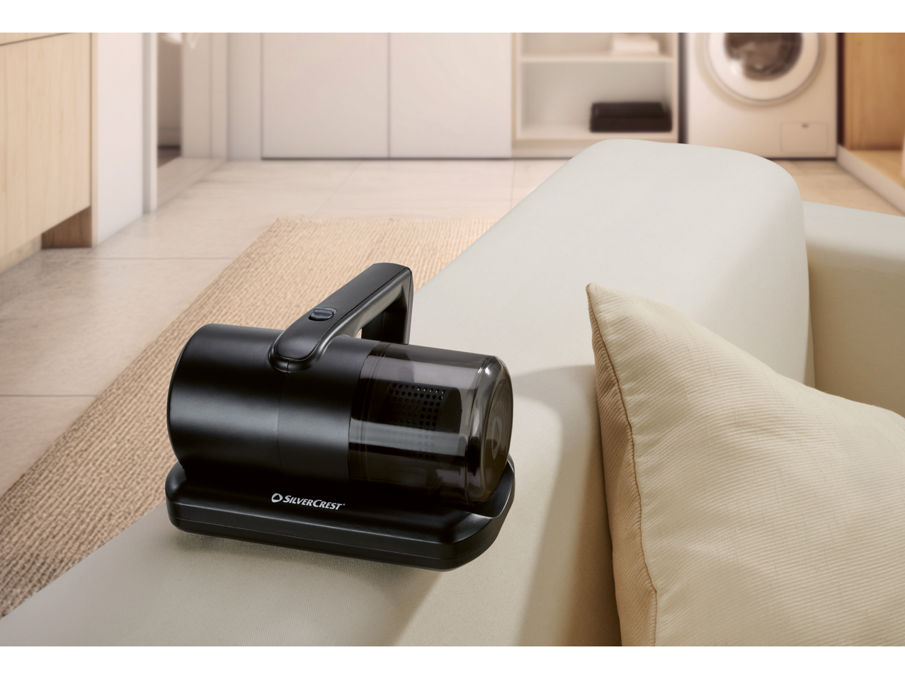 Aspirator de mână SILVERCREST anti-acarieni pe o canapea deschisă