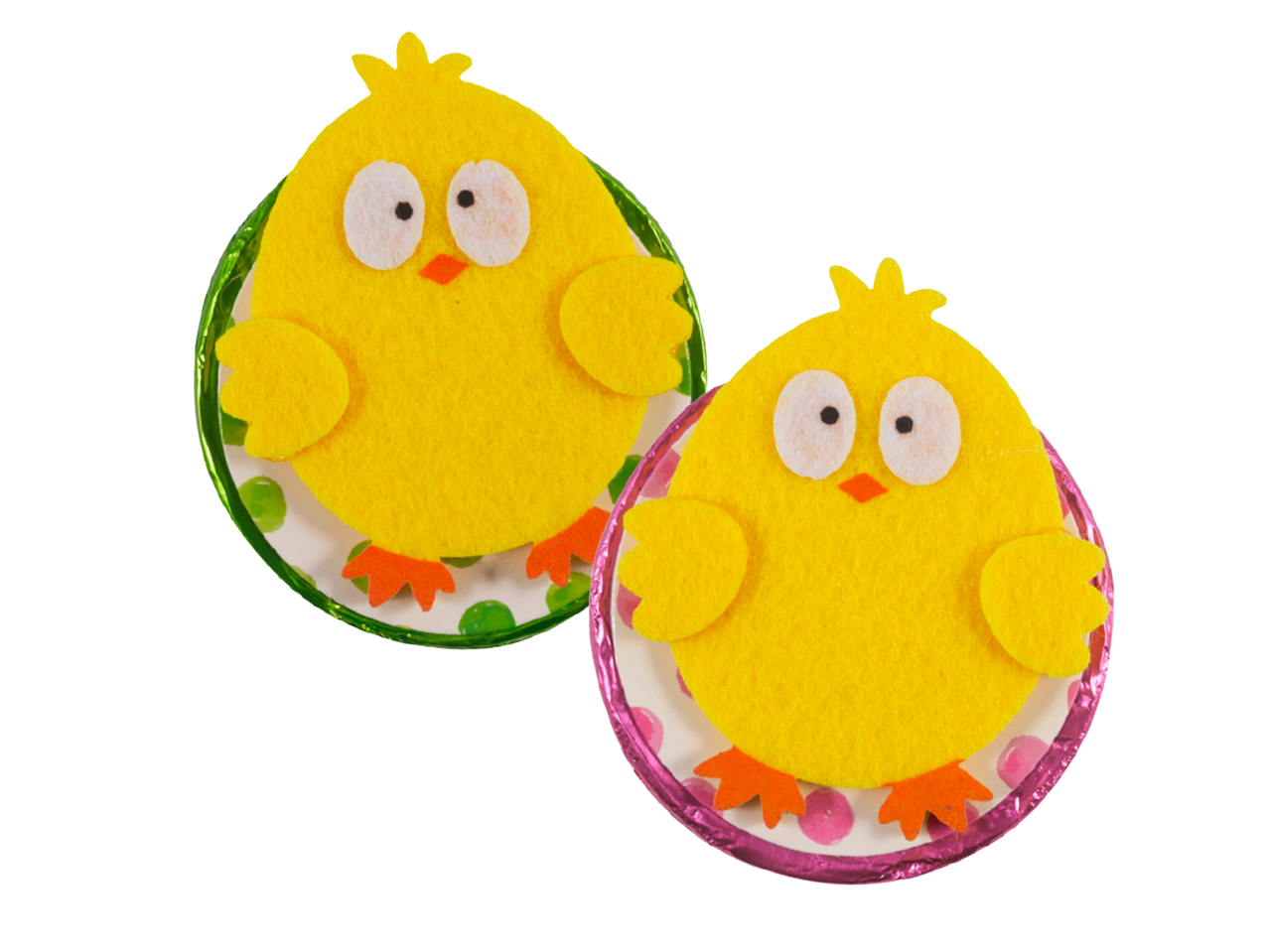 Dva žuta uskršnja pilića od filca na foliji sa tačkicama, na crnoj pozadini.