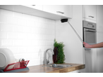 Limpeza de cozinha com um espanador extensível Dirt Devil.