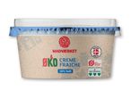 En beholder med Madværket ØKO Creme Fraiche 18% fedt.