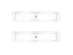 Duas luzes LED brancas para baixo dos armários.