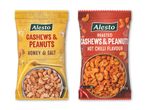 To poser cashewnødder og peanuts: en med honning og salt, en anden med hot chili smag.
