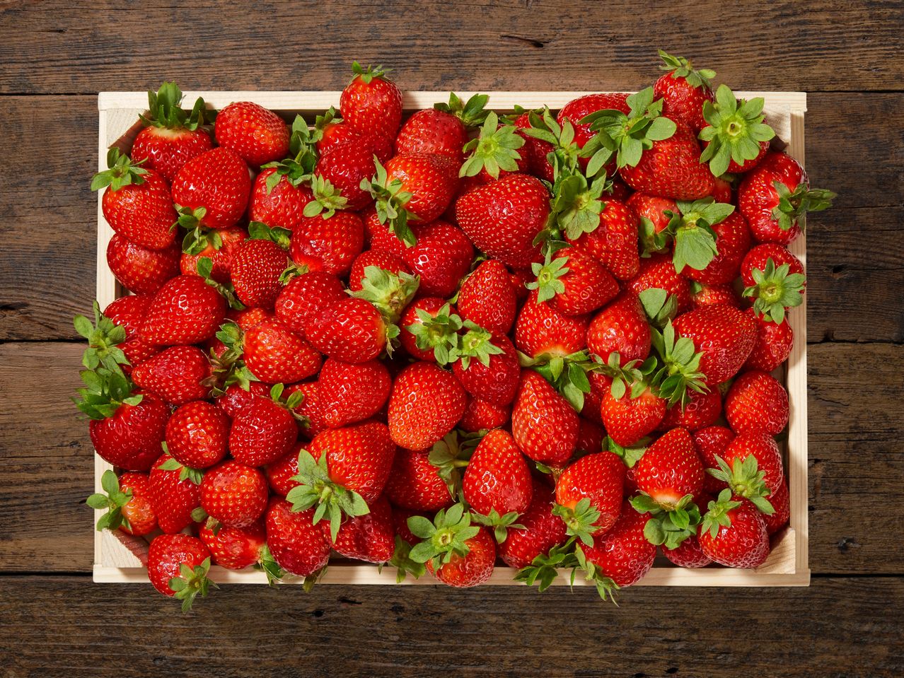 Eine Kiste voller frischer Erdbeeren.