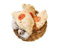 Calzones com molho de tomate em uma cesta.