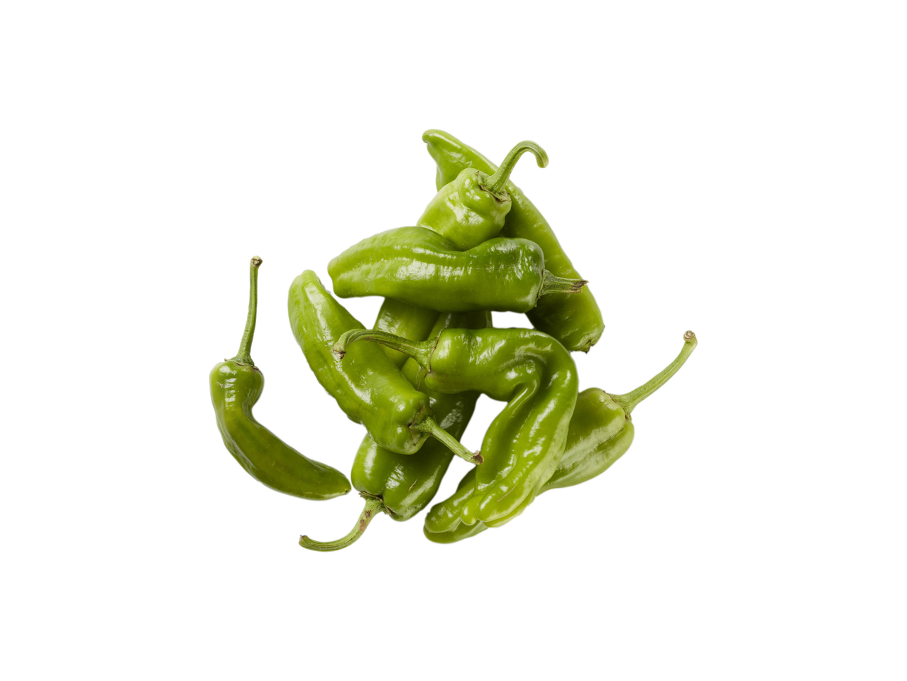 Un mucchio di peperoni verdi su uno sfondo bianco.