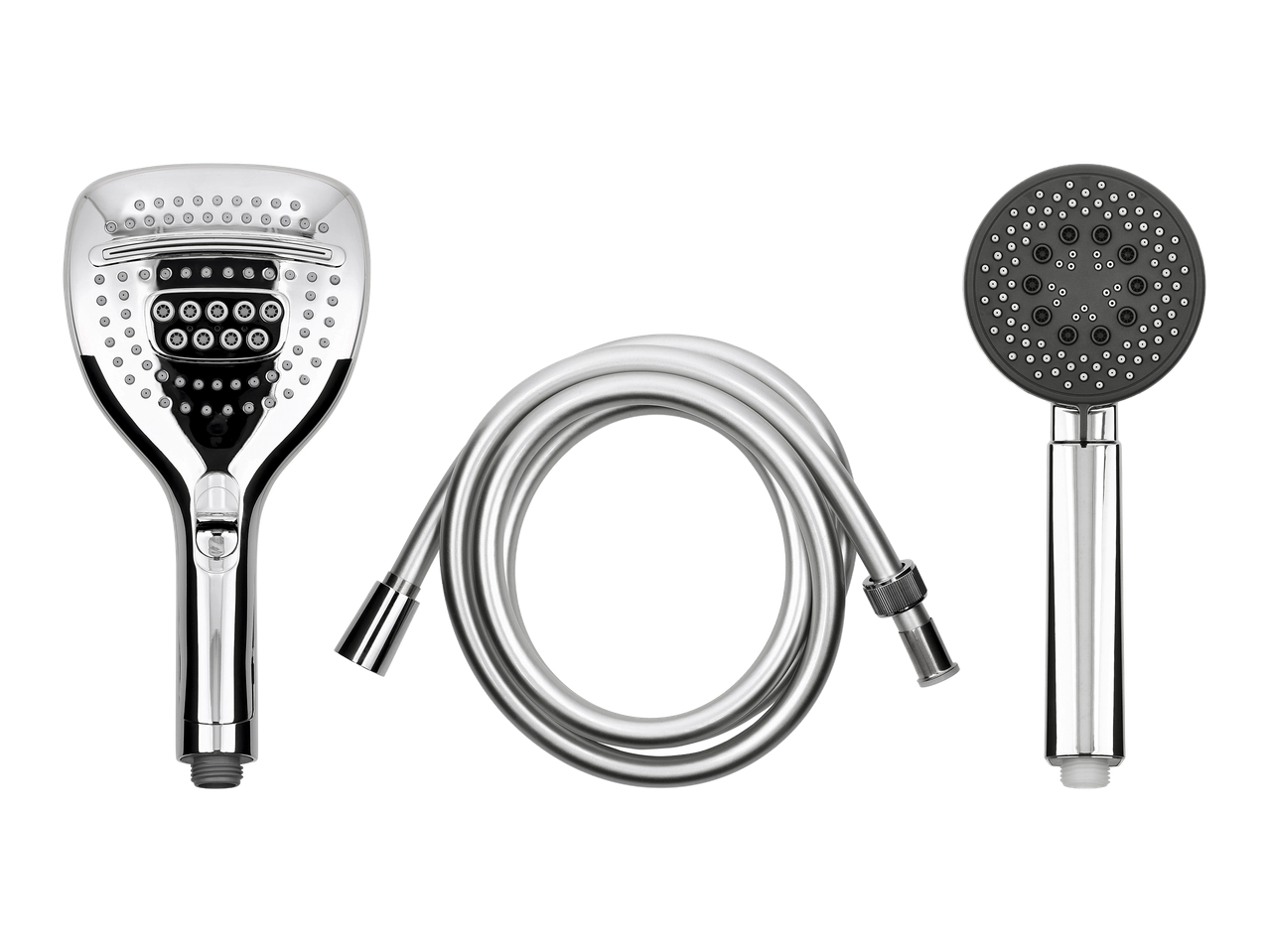 Dva kromirana tuša i srebrno crijevo za tuš na crnoj pozadini.