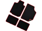 Set di tappetini auto neri con bordo rosso.