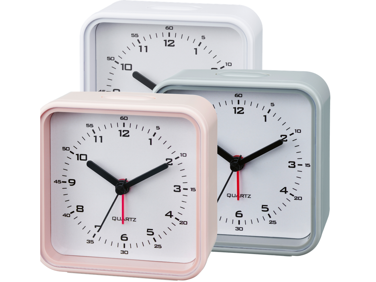 Tre fyrkantiga väckarklockor i rosa, grå och vit.