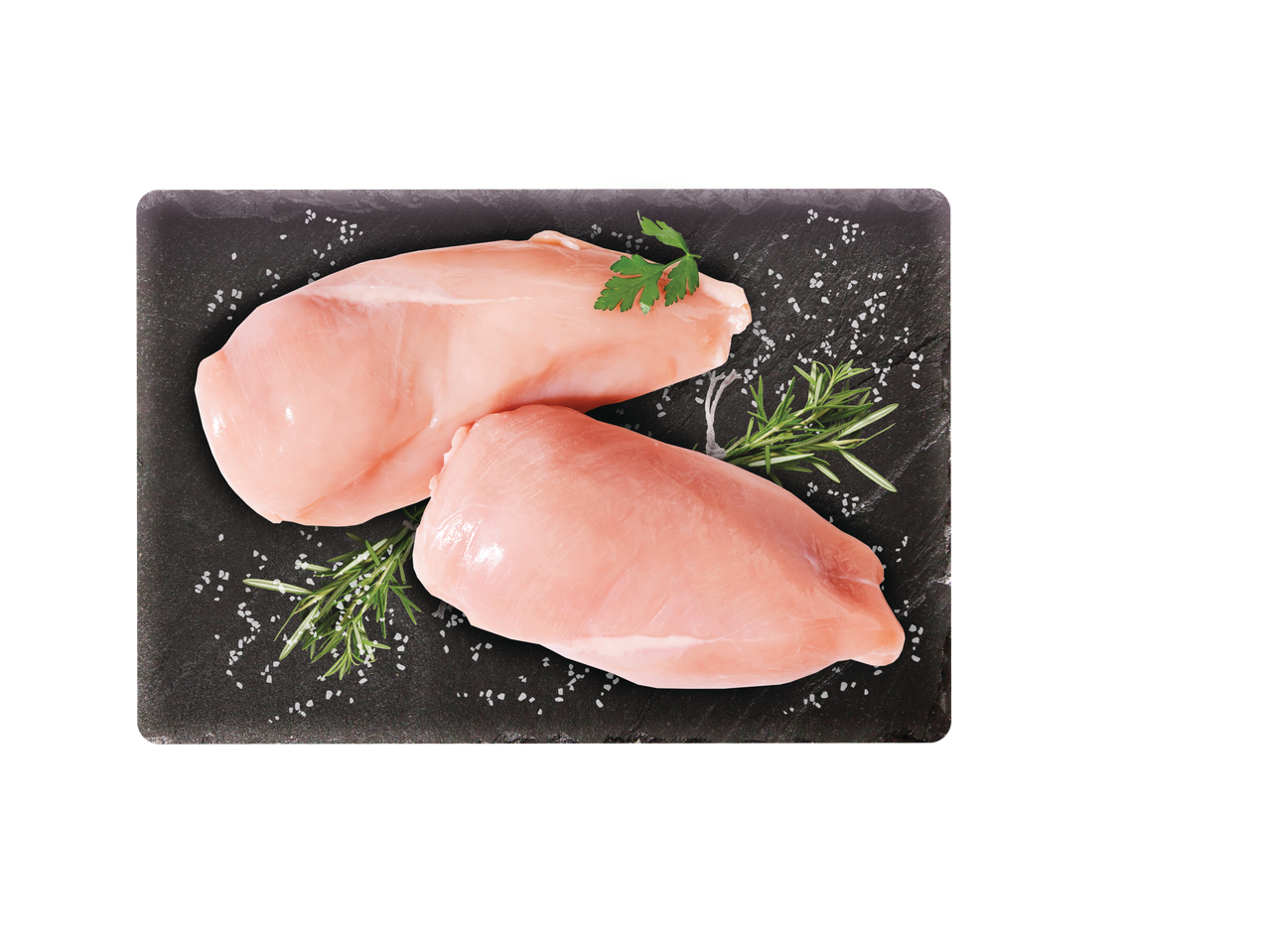 Šviežia viščiukų broilerių krūtinėlių filė XXL su rozmarinais ir druska ant juodos lentelės.