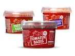 Drie potjes met tomatenbasis, pastasaus en tomatensaus, allemaal van het merk Lidl.