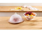 Cesto de frutas SILVERCREST com frutas e bolo coberto numa bancada de cozinha de madeira.