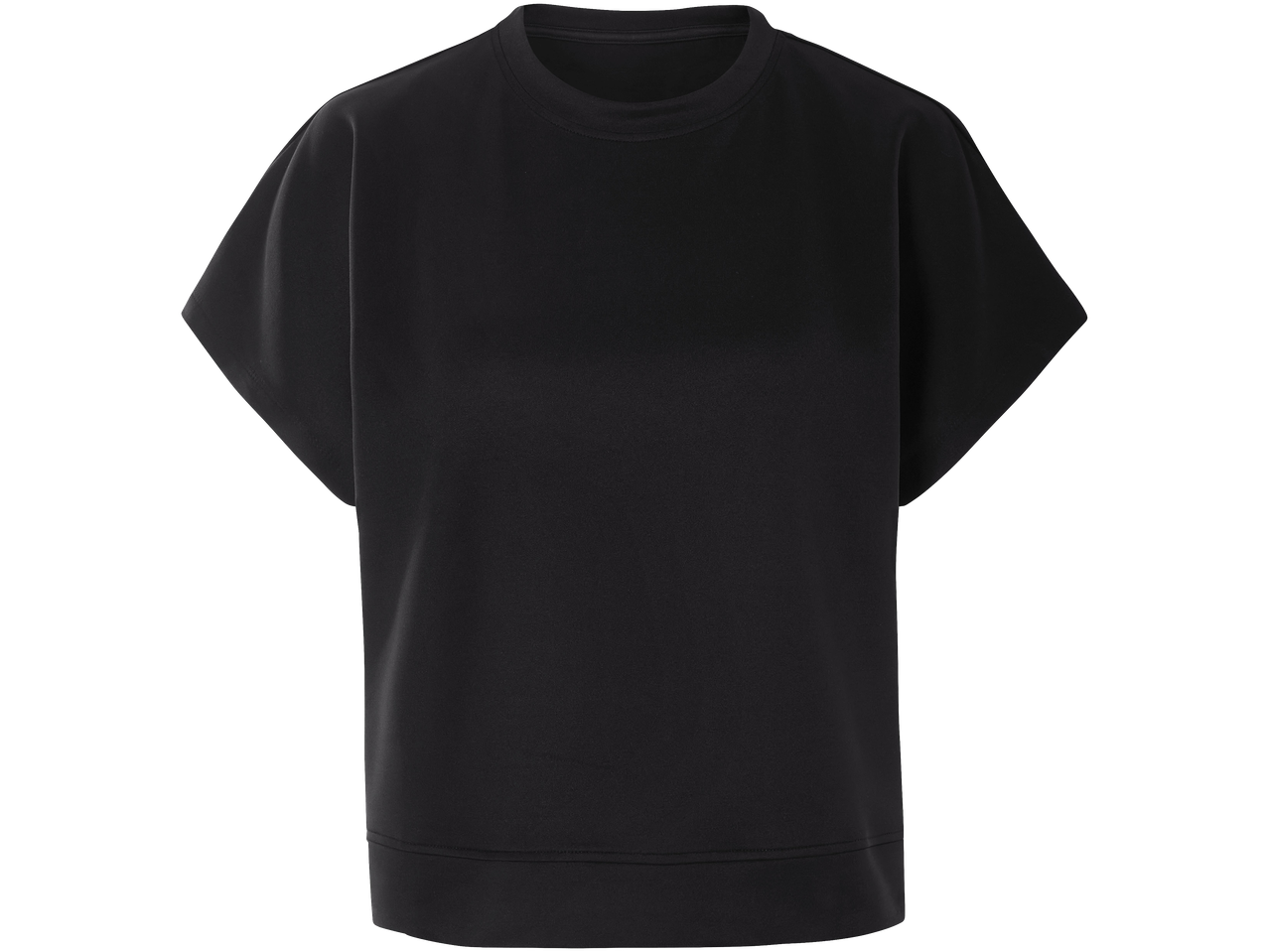 Fekete rövid ujjú póló kerek nyakkivágással, fekete háttér előtt.